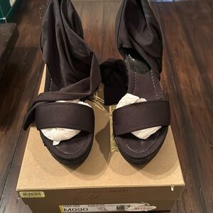 Donald Pliner Size 9 Black Crepe Elastic Ankle Tie Espadrille